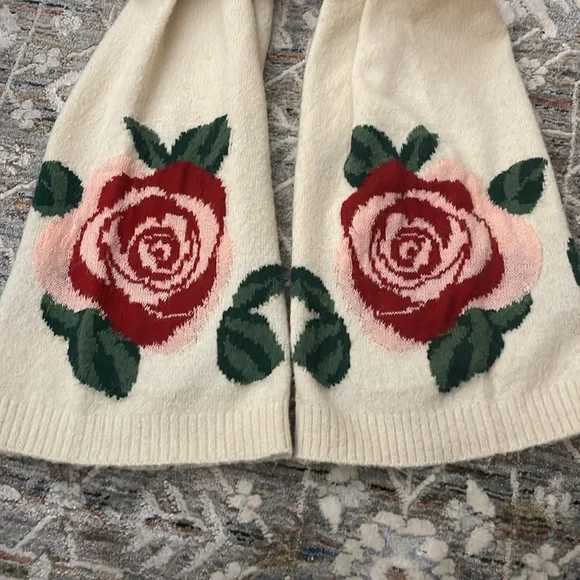 ❌ SOLD ❌ Red Rose Detail Cropped Sweater with Flared Sleeves - Picture 4 of 4